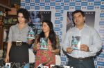 Kangana Ranaut Unveils Vibha Singh_s Book A Convenient Culprit in Mumbai on 23rd Dec 2013 (14)_52b935c5e56f3.JPG
