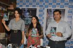 Kangana Ranaut Unveils Vibha Singh_s Book A Convenient Culprit in Mumbai on 23rd Dec 2013 (8)_52b929feab55e.JPG
