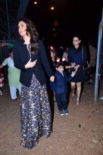 Kareena Kapoor at the midnight mass in Mumbai on 24th Dec 2013 (26)_52ba5765663ba.JPG
