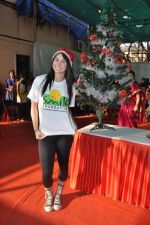 Lauren Gottlieb joined the children as a Santa enhancing their festive spirit in Mumbai on 24th Dec 2013 (15)_52ba54a94062c.JPG