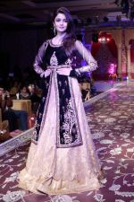 Alia Bhatt walks on ramp & presenting Wedding collection designed by Kavita and Meenu during a fashion show on 25th dec 2013 (8)_52bbdaf92e773.JPG