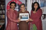 Brinda Miller, Ritam Banerjee, shomshuklla Das at Shomshukla_s book launch in Kitab Khana, Mumbai on 25th Dec 2013 (31)_52bbcec5e4168.JPG