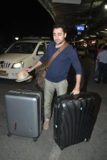 Imran Khan leave for new years vacation in Mumbai Airport on 25th Dec 2013 (7)_52bbd0438eded.JPG