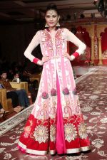 Model walks on ramp & presenting Wedding collection designed by Kavita and Meenu during a fashion show on 25th dec 2013 (12)_52bbdaed93214.JPG