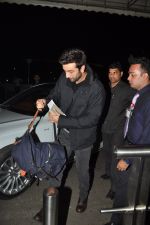 Ranbir Kapoor leave for New Years Vacation in Mumbai on 25th Dec 2013 (22)_52bbcea00b341.JPG