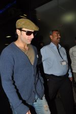 Saif Ali Khan leave for their new years vacation in Mumbai on 25th Dec 2013 (3)_52bbce8559124.JPG