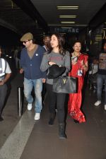 Saif Ali Khan, kareena Kapoor leave for their new years vacation in Mumbai on 25th Dec 2013 (10)_52bbce67b42f9.JPG