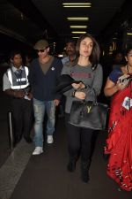 Saif Ali Khan, kareena Kapoor leave for their new years vacation in Mumbai on 25th Dec 2013 (11)_52bbce7ec7d6a.JPG