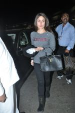 kareena Kapoor leave for their new years vacation in Mumbai on 25th Dec 2013 (15)_52bbce6486f03.JPG