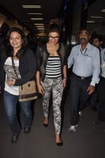 Priyanka Chopra returns from holidays in Mumbai on 29th Dec 2013 (27)_52c1531b60dd6.JPG