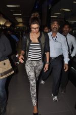 Priyanka Chopra returns from holidays in Mumbai on 29th Dec 2013 (28)_52c1531d6f338.JPG