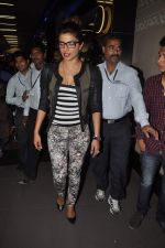 Priyanka Chopra returns from holidays in Mumbai on 29th Dec 2013 (29)_52c1531dc1db3.JPG
