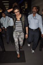 Priyanka Chopra returns from holidays in Mumbai on 29th Dec 2013 (30)_52c1531e2d715.JPG