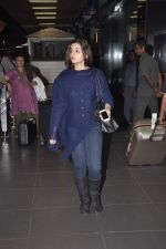 Alia Bhatt snapped at the airport as they return after New year in Mumbai on 1st Jan 2014 (15)_52c503c8c3162.JPG