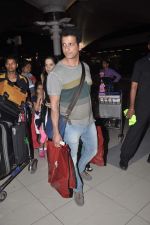 Sharman Joshi snapped at the airport as they return after New year in Mumbai on 1st Jan 2014 (65)_52c504253c719.JPG