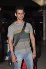 Sharman Joshi snapped at the airport as they return after New year in Mumbai on 1st Jan 2014 (80)_52c5042a3da96.JPG