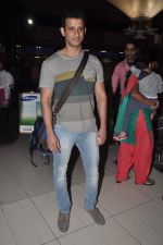 Sharman Joshi snapped at the airport as they return after New year in Mumbai on 1st Jan 2014 (82)_52c5042aeb6c9.JPG