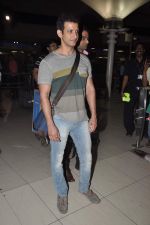 Sharman Joshi snapped at the airport as they return after New year in Mumbai on 1st Jan 2014 (84)_52c5042ba055d.JPG