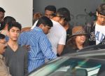 Abram Khan snapped with Shahrukh and Gauri as they return after new year celebrations in Mumbai on 2nd Jan 2013 (17)_52c655c48592b.JPG