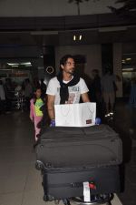 Arjun Rampal snapped at airport in Mumbai on 3rd Jan 2014 (27)_52c7ac780e323.JPG