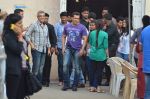 Salman Khan snapped at Mehboob in Mumbai on 3rd Jan 2014 (13)_52c7acfb88e66.JPG