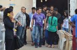 Salman Khan snapped at Mehboob in Mumbai on 3rd Jan 2014 (15)_52c7acfd218f5.JPG