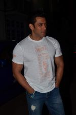 Salman Khan snapped at Mehboob in Mumbai on 4th Jan 2014 (57)_52c8cfacb9b64.JPG