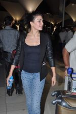 Jacqueline Fernandez snapped at the airport in Mumbai on 5th Jan 2014 (33)_52caba6572bb2.JPG