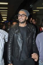 Ranveer Singh arrive from NY in Mumbai Airport on 6th Jan 2014 (34)_52cc02bd50d44.JPG