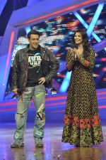 Salman Khan, Daisy Shah promote Jai Ho on the sets of Nach Baliye 6 in Filmistan, Mumbai on 7th Jan 2014 (42)_52cd3520a50eb.JPG