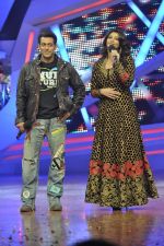 Salman Khan, Daisy Shah promote Jai Ho on the sets of Nach Baliye 6 in Filmistan, Mumbai on 7th Jan 2014 (46)_52cd35222a3df.JPG