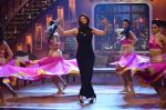 Daisy Shah on the sets of Comedy Nights with Kapil in Filmcity, Mumbai on 9th Jan 2014 (217)_52cfec43be9f5.JPG