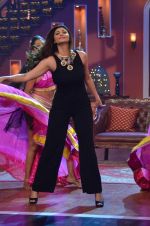 Daisy Shah on the sets of Comedy Nights with Kapil in Filmcity, Mumbai on 9th Jan 2014 (222)_52cfec4603850.JPG
