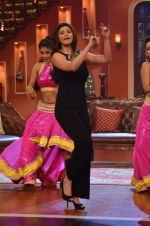 Daisy Shah on the sets of Comedy Nights with Kapil in Filmcity, Mumbai on 9th Jan 2014 (223)_52cfec467bc83.JPG