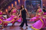 Daisy Shah on the sets of Comedy Nights with Kapil in Filmcity, Mumbai on 9th Jan 2014 (228)_52cfec48d07ec.JPG