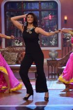 Daisy Shah on the sets of Comedy Nights with Kapil in Filmcity, Mumbai on 9th Jan 2014 (238)_52cfec4d531d3.JPG