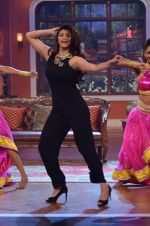 Daisy Shah on the sets of Comedy Nights with Kapil in Filmcity, Mumbai on 9th Jan 2014 (239)_52cfec4dc4ae4.JPG