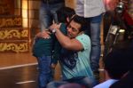 Salman Khan on the sets of Comedy Nights with Kapil in Filmcity, Mumbai on 9th Jan 2014 (106)_52cfeece36e34.JPG