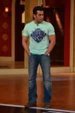 Salman Khan on the sets of Comedy Nights with Kapil in Filmcity, Mumbai on 9th Jan 2014 (13)_52cfeeaec61a1.JPG
