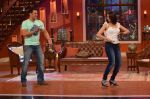 Salman Khan on the sets of Comedy Nights with Kapil in Filmcity, Mumbai on 9th Jan 2014 (139)_52cfeed54533a.JPG