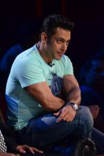 Salman Khan on the sets of Comedy Nights with Kapil in Filmcity, Mumbai on 9th Jan 2014 (167)_52cfeedd13b23.JPG