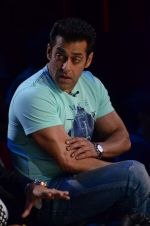 Salman Khan on the sets of Comedy Nights with Kapil in Filmcity, Mumbai on 9th Jan 2014 (168)_52cfeedd859f4.JPG