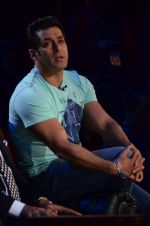 Salman Khan on the sets of Comedy Nights with Kapil in Filmcity, Mumbai on 9th Jan 2014 (169)_52cfeede07c71.JPG