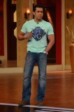 Salman Khan on the sets of Comedy Nights with Kapil in Filmcity, Mumbai on 9th Jan 2014 (17)_52cfeeb0b6975.JPG