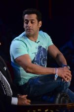 Salman Khan on the sets of Comedy Nights with Kapil in Filmcity, Mumbai on 9th Jan 2014 (170)_52cfeede7dddf.JPG