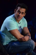 Salman Khan on the sets of Comedy Nights with Kapil in Filmcity, Mumbai on 9th Jan 2014 (171)_52cfeedf01953.JPG