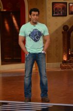 Salman Khan on the sets of Comedy Nights with Kapil in Filmcity, Mumbai on 9th Jan 2014 (19)_52cfeeb1ae7df.JPG