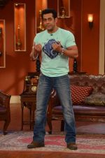 Salman Khan on the sets of Comedy Nights with Kapil in Filmcity, Mumbai on 9th Jan 2014 (66)_52cfeebb105fa.JPG