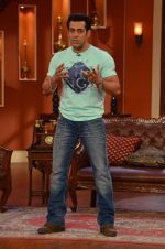 Salman Khan on the sets of Comedy Nights with Kapil in Filmcity, Mumbai on 9th Jan 2014 (67)_52cfeebb83fb9.JPG