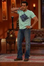 Salman Khan on the sets of Comedy Nights with Kapil in Filmcity, Mumbai on 9th Jan 2014 (68)_52cfeebc07e87.JPG